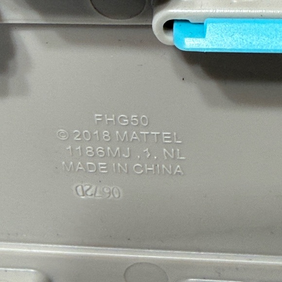 Fisher-Price Little People Helpful Neighbor's Garage and 2 Wheelie Cars - Picture 10 of 10